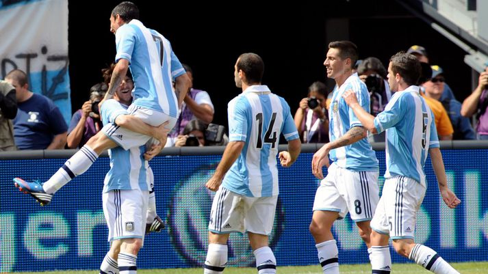 Lionel Messi fagnar með félögum sínum í kvöld.