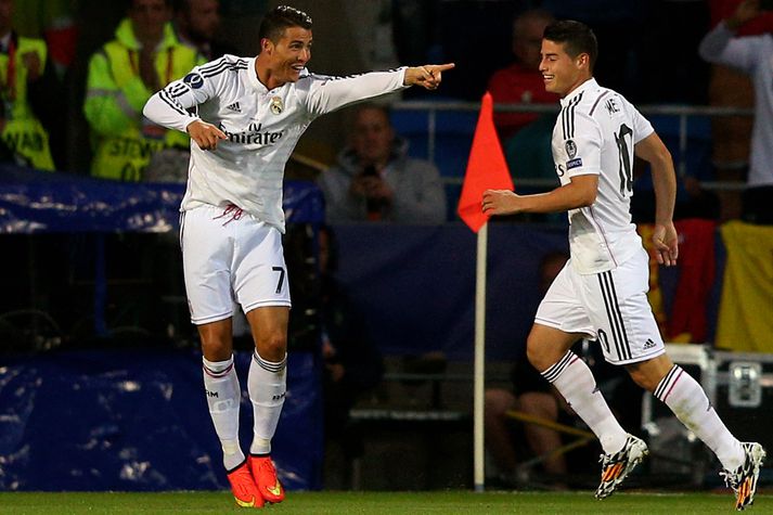 Cristiano Ronaldo og James Rodríguez fagna öðru marki Ronaldo í kvöld.