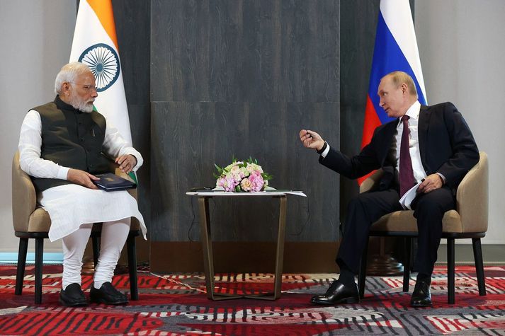 Narendra Modi, forsætisráðherra Indlands, og Vladimír Pútín, forseti Rússlands, í Samarkand í dag.