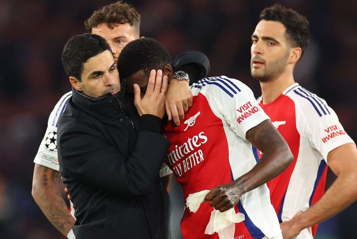 Mikel Arteta huggar hér Thomas Partey eftir tapið í París í kvöld.