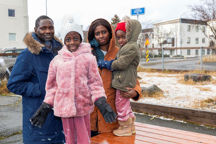 Flóttamenn frá Senegal, Regine Martha og Elodie Marie, ásamt foreldrum sínum þeim Bassirou Ndiaye og Mahe Diouf sem hafa búið hér og starfað í næstum sjö ár en á nú að vísa úr landi