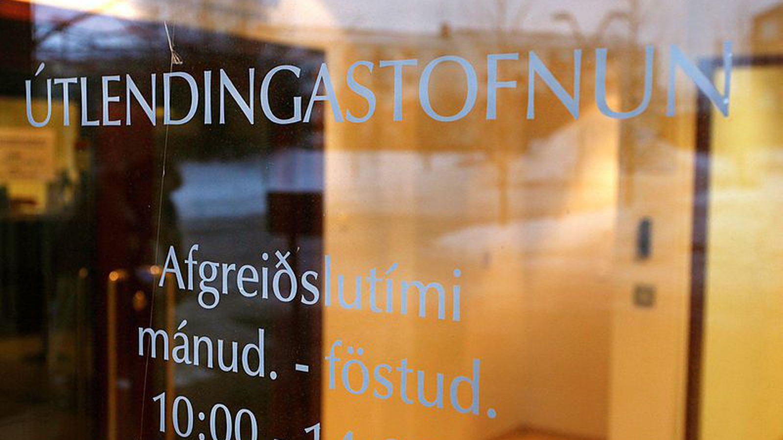 Átti að vera vísað úr landi í nótt en fær ríkisborgararétt í staðinn ...