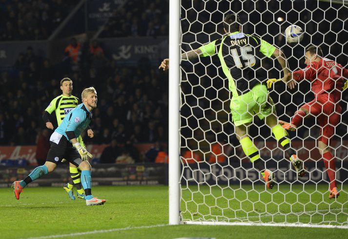 Kasper Schmeichel horfir á eftir boltanum gegn Yeovil í gærkvöldi.