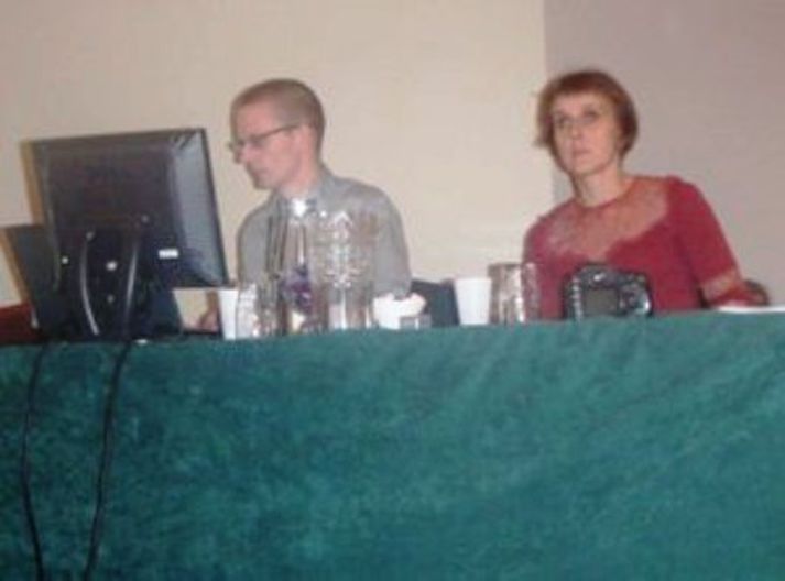 Sveinn Margeirsson og Rakel Gylfadóttir á fjölmennum fundi sem haldin var um Byr.