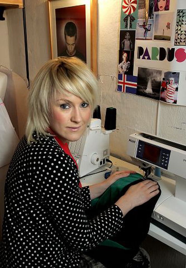 Duglegur hönnuður Ása Ninna Pétursdóttir tók að sér að hanna kjóla á Jórukórinn frá Selfossi. 
Fréttablaðið/GVA