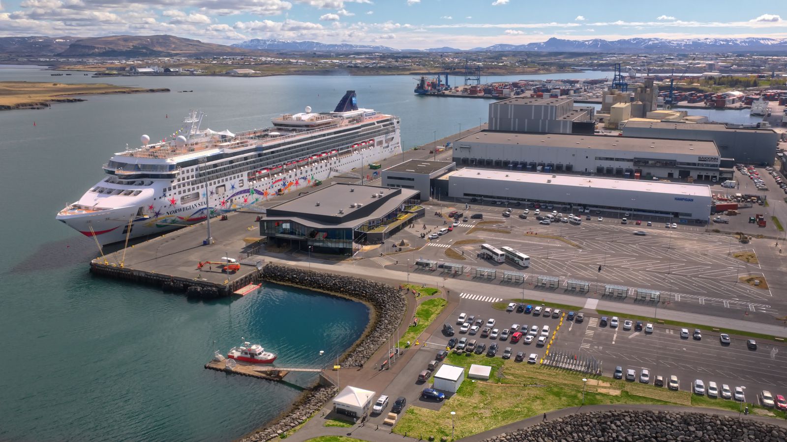 Hefja út­boðs­ferli fyrir þrjú þúsund fer­metra höfuð­stöðvar