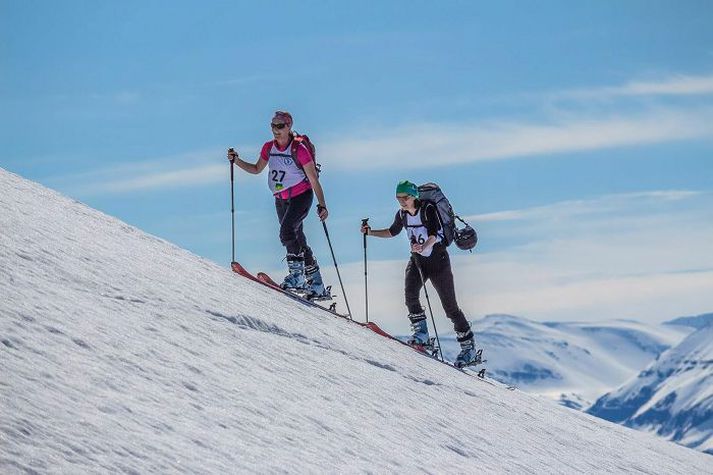 Leiðin liggur úr Fljótum um Heljartröð og Illviðrishnúk og niður í Skarðsdal.