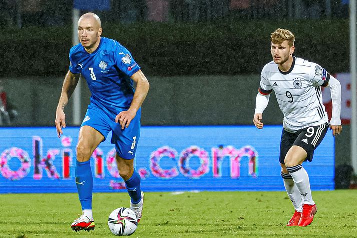 Jón Guðni Fjóluson með boltann en Timo Werner eltir, á Laugardalsvelli 8. september.