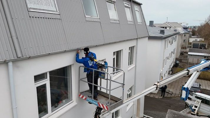 Ágúst Ármann, framkvæmdastjóri fyrirtækisins Skrúbb segir það geta orðið kostnaðarsamt að trassa hreinsun á þakrennum.