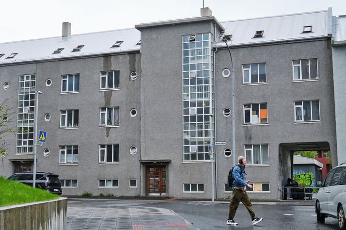 Nú í morgun var verið að bera mann út úr íbúð sinni. Talið er að þar hafi hundahald ráðið ákvörðun en svara er beðið frá Félagsbústöðum.