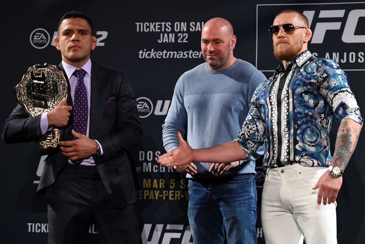 Rafael dos Anjos, Dana White og Conor McGregor á blaðamannafundi.