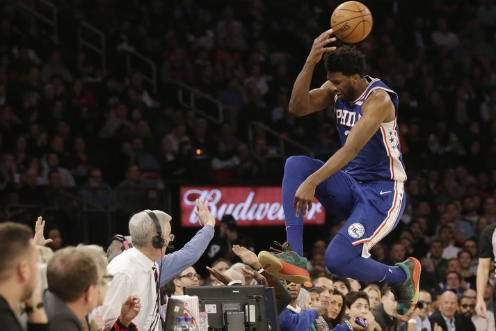 Joel Embiid hoppar hér útaf vellinum til að bjarga boltanum.