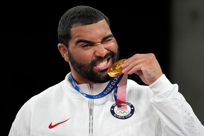 Gable Steveson með Ólympíugullið sem hann vann á síðustu Ólympíuleikum. Hann keppir ekki í París í sumar en verður í staðinn að undirbúa sig fyrir NFL-tímabilið.