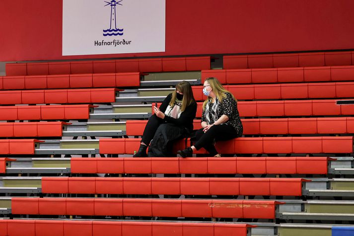 Það heyrist stundum ekki mannsins mál á handboltaleikjum vegna hávaða. Þessa dagana heyrist vart mannsins mál vegna þess að það er varla nokkur áhorfandi á svæðinu.