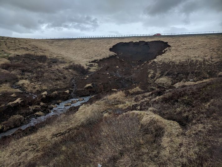 Hluti vegfyllingar við Lyngdalsheiði gaf sig í apríl 2019. Bændur á Eyvindartungu segja að efni hafi farið með ánni og í uppistöðulón og valdið þar tjóni á virkjun í þeirra eigu.