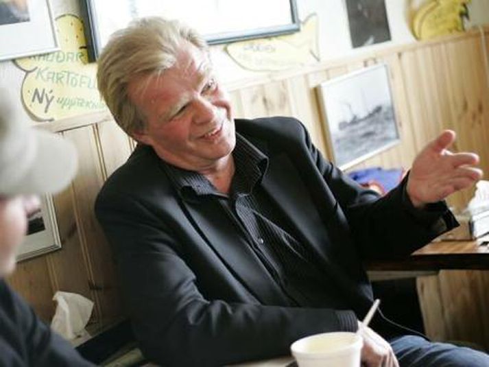 Einar Már Guðmundsson er í dómnefnd.