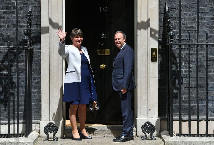 Arlene Foster, formaður DUP, og Nigel Dodds, varaformaður DUP, við Downingstræti 10 í morgun.