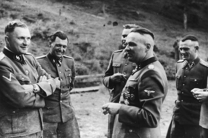 Mengele, annar frá vinstri, í hópi SS foringja í Auscwitz.