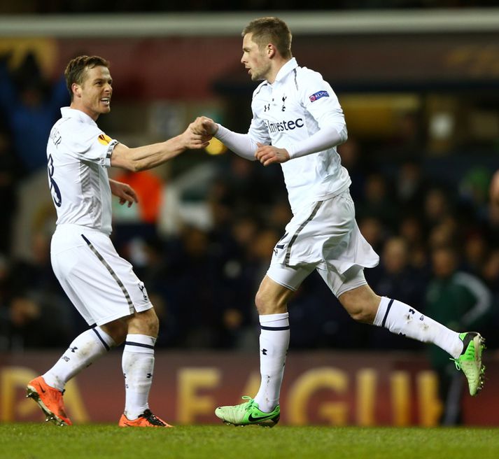 Scott Parker fagnar hér Gylfa eftir að hann skoraði.