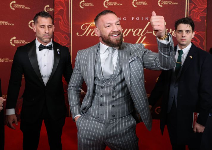 Conor McGregor mun loksins leggja jakkafötunum og snúa aftur inn í búrið um næstu helgi.