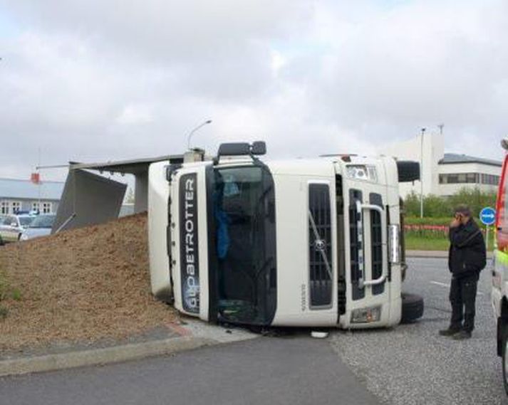Frá vettvangi þar sem bifreiðin valt í dag.