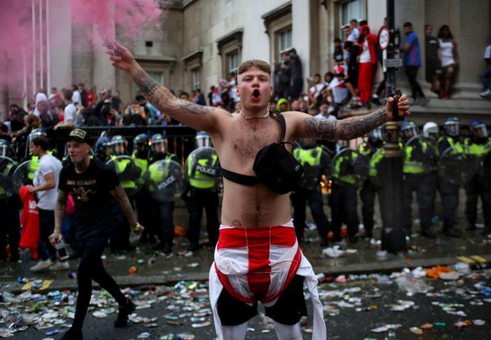 Það voru oft mikil læti í London í kringum leiki enska landsliðsins. Hér er einn stuðningsmaður enska landsliðsins að láta í sér heyra.