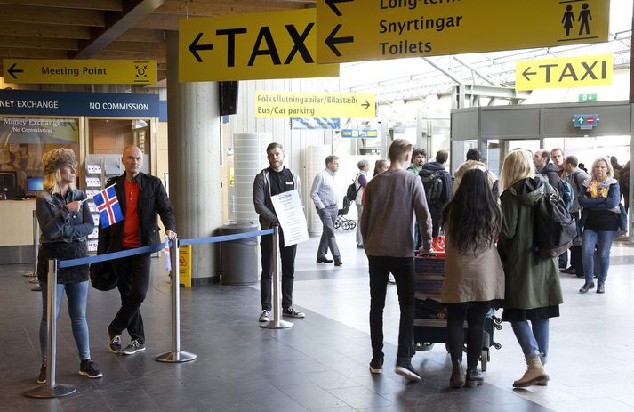 Vegna yfirvinnubanns flugumferðarstjóra verður ekki þjónusta við annað en neyðarflug í Flugstöð Leifs Eiríkssonar í nótt.