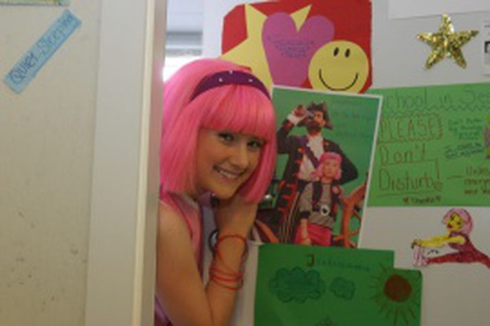 Julianna Rose Mauriello, sem leikur Sollu stirðu í Latabæ eða Lazy Town eins og þátturinn heitir á ensku.