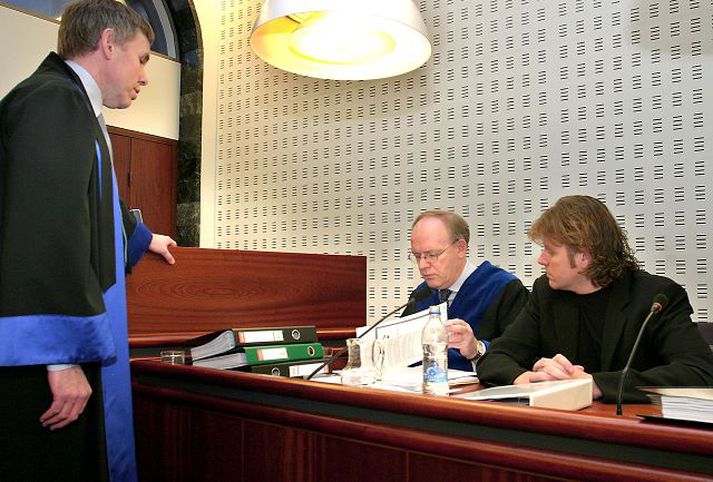 Saksóknari, verjandi og Jón Ásgeir Tekist var harkalega á um frávísunarkröfu verjanda fyrir dómi. 