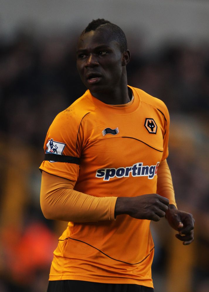 Ganamaðurinn Emmanuel Frimpong meiddist alvarlega á hné í leik með enska úrvalsdeildarliðinu Wolves gegn QPR um helgina.