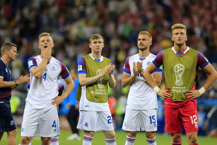 Hólmar Örn Eyjólfsson (næstlengst til hægri) ásamt félögum sínum í íslenska landsliðinu, svekktur eftir að Ísland féll úr keppni á HM 2018.