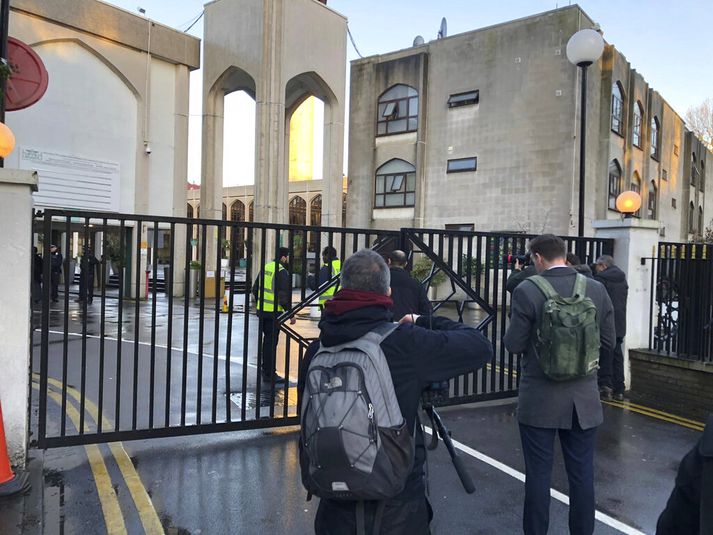 Aðgangi að Miðborgarmoskunni í London við Ríkisstjóragarðinn eftir árásina í dag.