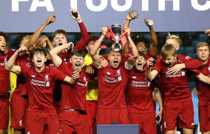 Liverpool-strákarnir fagna bikarmeistaratitlinum.