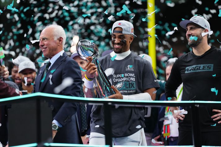 Jalen Hurts og félagar í Philadelphia Eagles unnu Super Bowl LIX fyrir ári síðan.