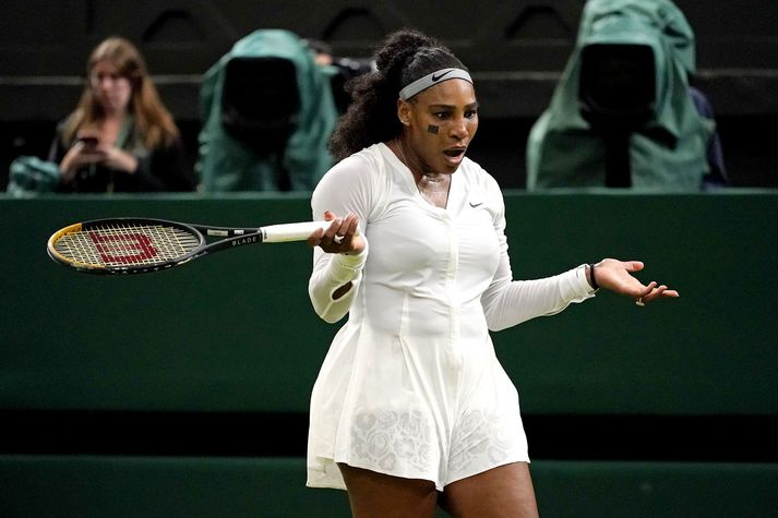 Serena Williams er úr leik á Wimbledon mótinu í tennis eftir tap í fyrstu umferð.