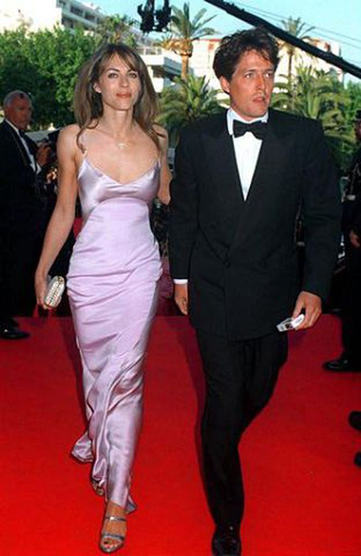 Hugh Grant fór heim til Liz Hurley og huggaði hana á erfiðum tímum.