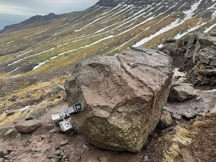 Steinninn er fallinn á hliðina og liggur 