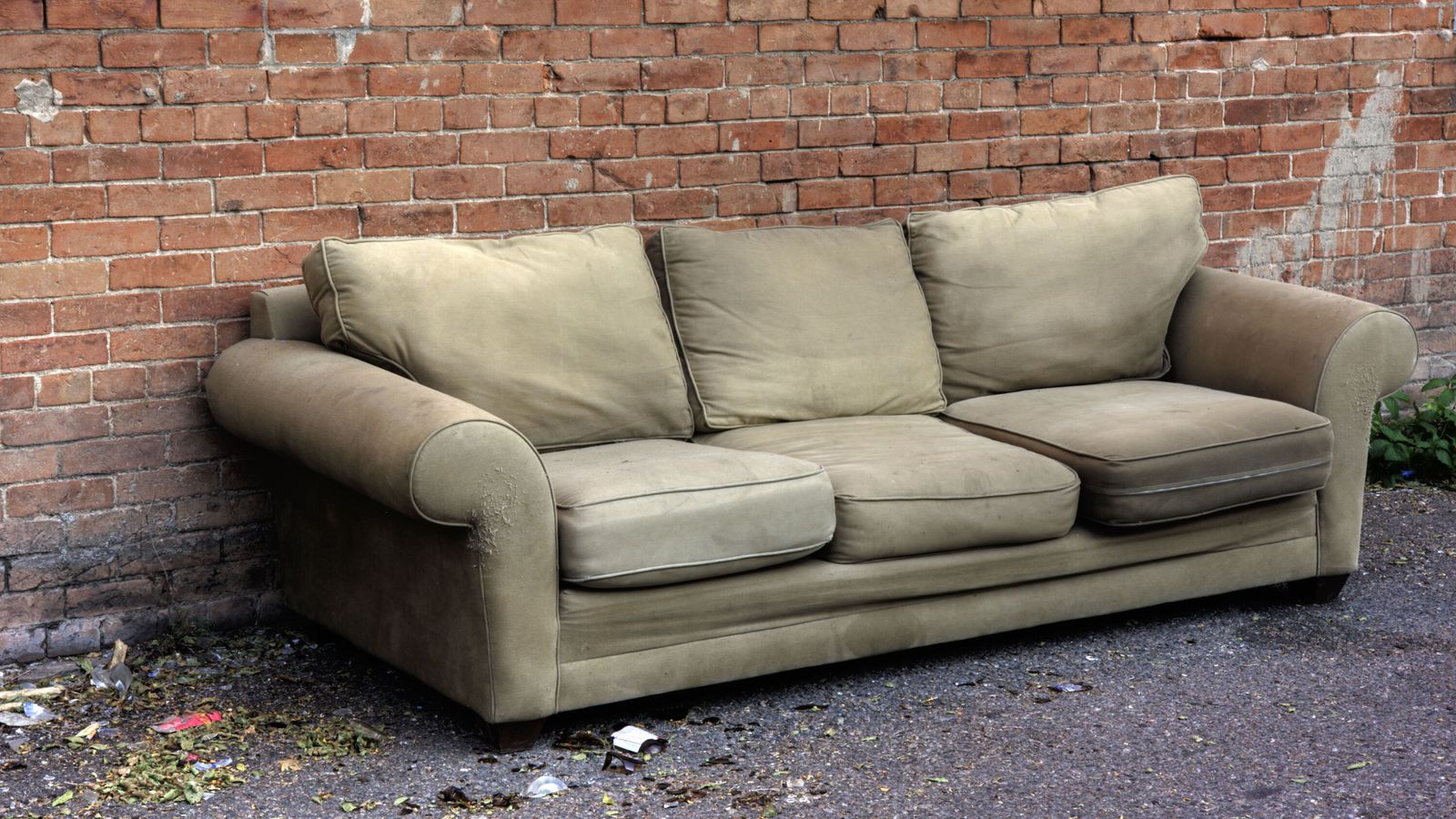 Gamall sófi og múr­steinar komu upp um barnaníðing