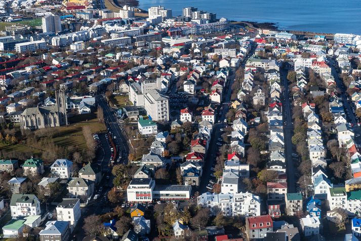 Um þrjá fjórðu verðbólgunnar má rekja til reiknaðrar húsaleigu, matarkörfunnar, flugfargjalda og eldsneytis.