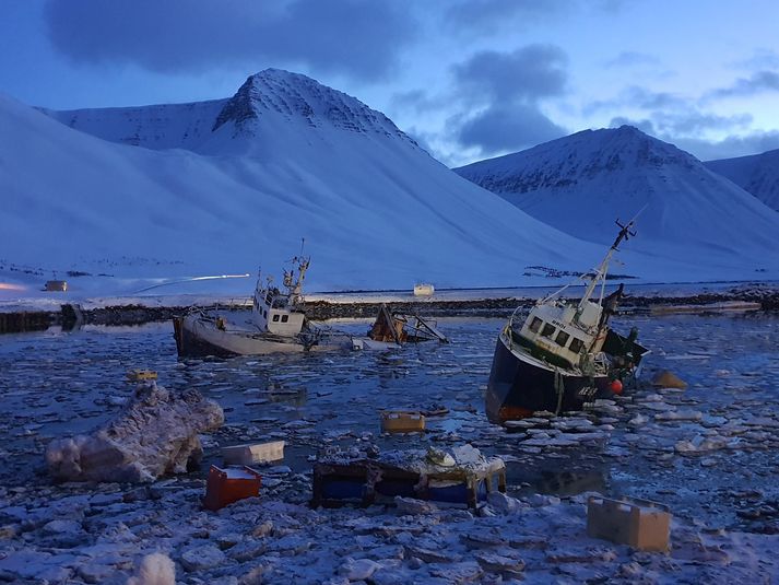 Miklar skemmdir urðu í höfninni á Flateyri þegar snjóflóð féllu í janúar.