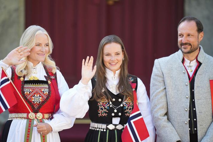 Ingiríður krónprinsessa með foreldrum sínum. 