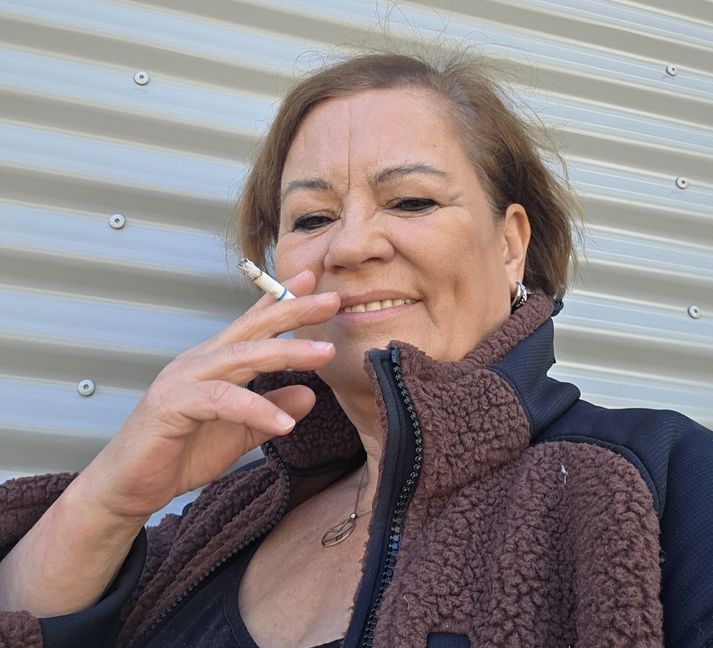 Birna Gunnlaugsdóttir byrjaði sumarið á því að drepa í síðustu sígarettunni eftir 46 ára samfylgd og ætlar að halda ró sinni í kosningabaráttunni með hugleiðslu.