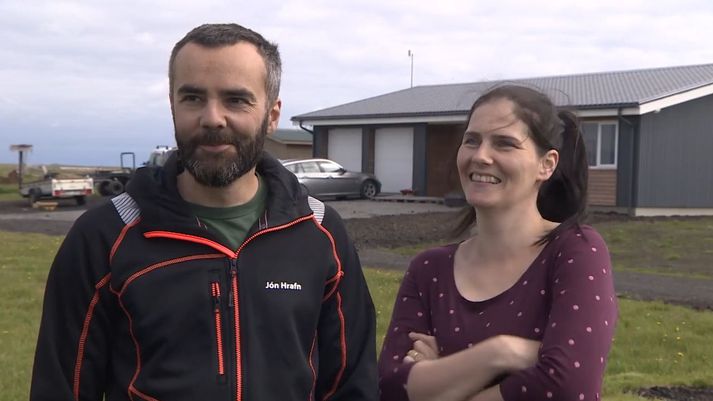 Jón Hrafn Karlsson og Linda Ösp Gunnarsdóttir búa á Syðri-Steinsmýri í Meðallandi. Fyrir aftan sést nýja íbúðarhúsið sem þau reistu.