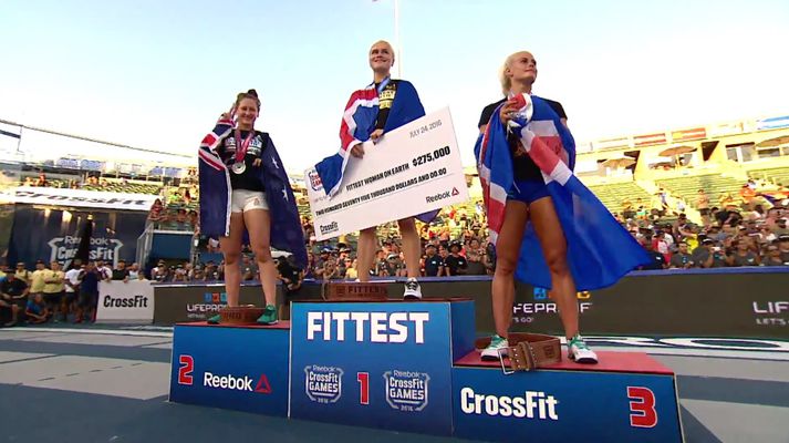 Katrín Tanja Davíðsdóttir og Ragnheiður Sara Sigmundsdóttir á verðlaunapallinum á heimsleikunumn ásamt Tia-Clair Toomey sem hefur unnið heimsmeistaratitilinn oftast allra.