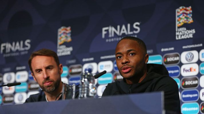 Gareth Southgate og Raheem Sterling á blaðamannafundinum í gær