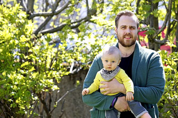 gefur út barnabók Popparinn Haukur Heiðar Hauksson með syni sínum. fréttablaðið/vilhelm