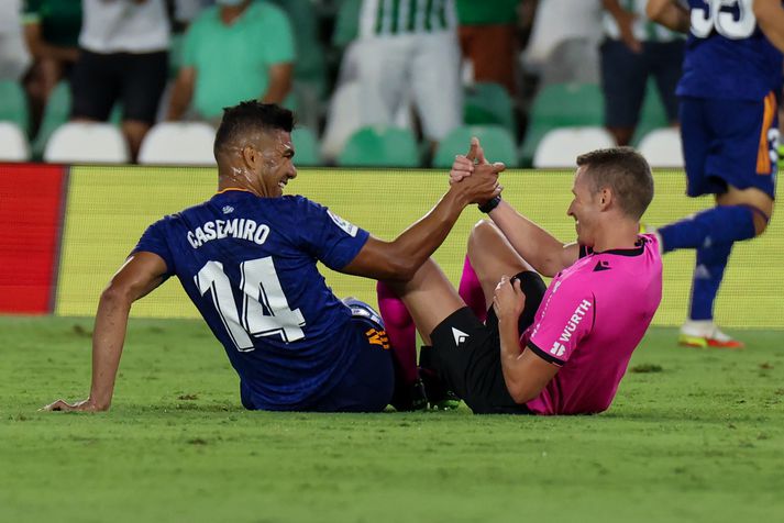 Casemiro og Alejandro Hernández eftir að sá Brassinn tæklaði dómarann.