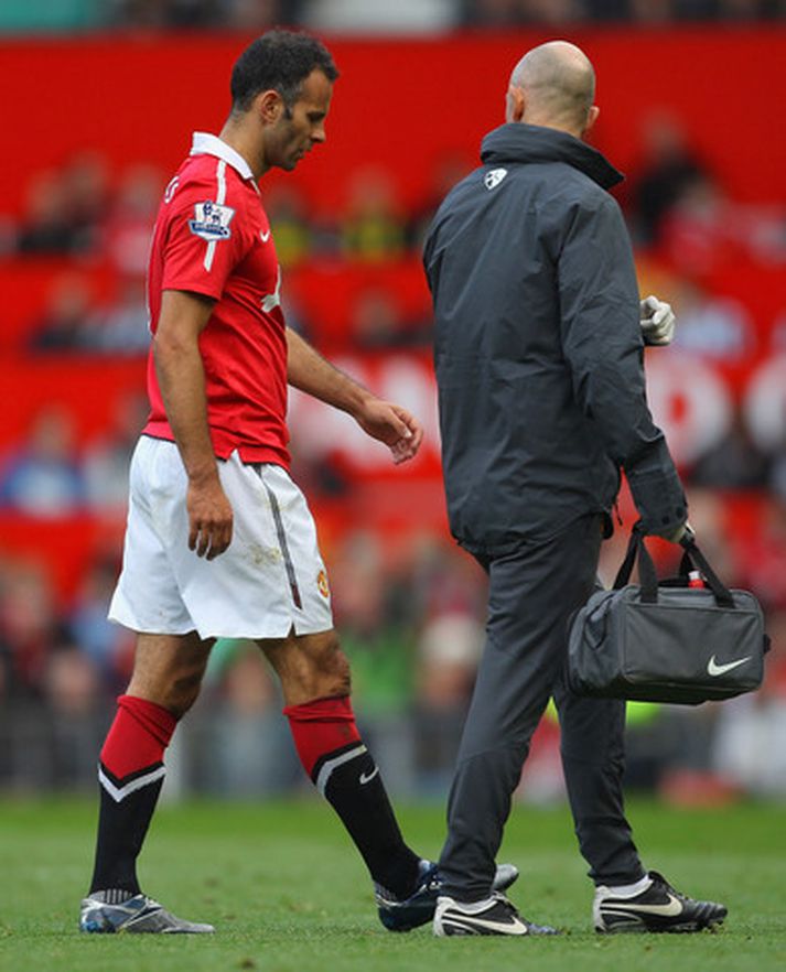 Giggs fer hér meiddur af velli í leiknum í gær.