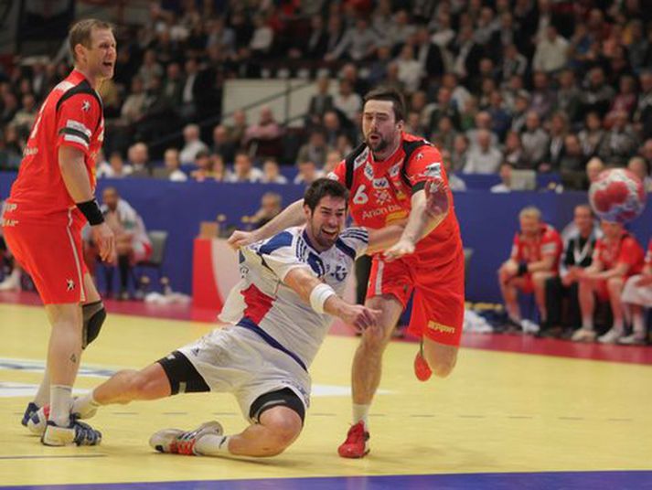 Vignir Svavarsson og Ásgeir Örn Hallgrímsson er hér búnir að missa af Nicola Karabatic.