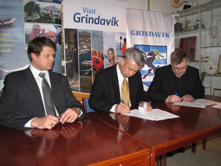 Forsvarsmenn Grindavíkurbæjar og Carbon Recycling International skrifuðu undir samninginn í dag.